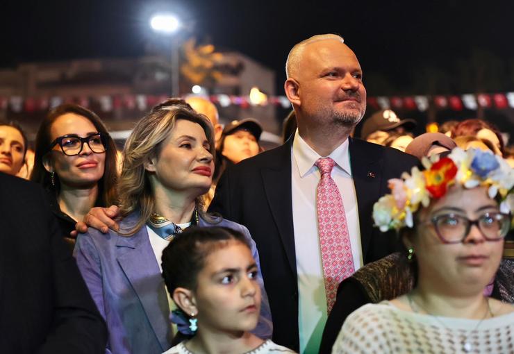 Menemen Belediyesi tarafından düzenlenen Hıdırellez Şenlikleri, on binleri aynı meydanda