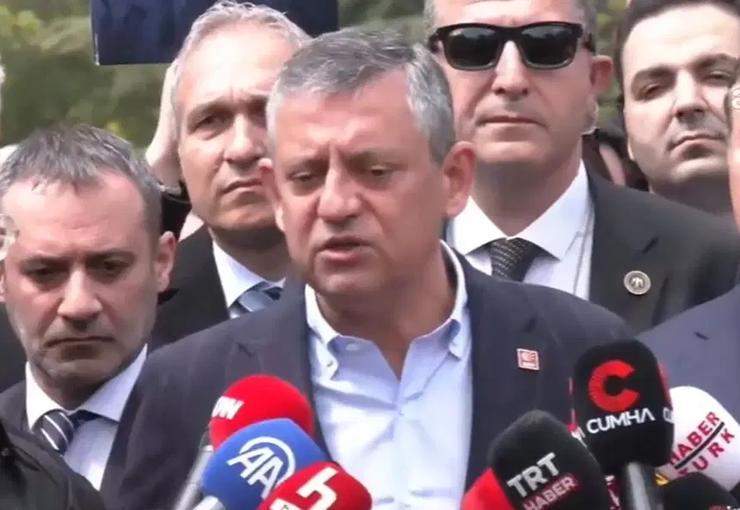 CHP Genel Başkanı Özgür Özel, Karşıyaka Mezarlığı'nda Deniz Gezmiş, Yusuf