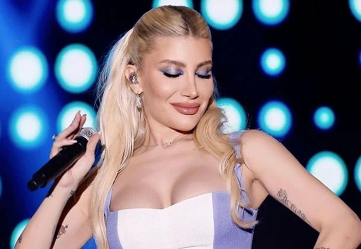 İrem Derici, Kıbrıs’ta sevenleriyle buluştu. Ünlü şarkıcı önceki akşam Nuh’un