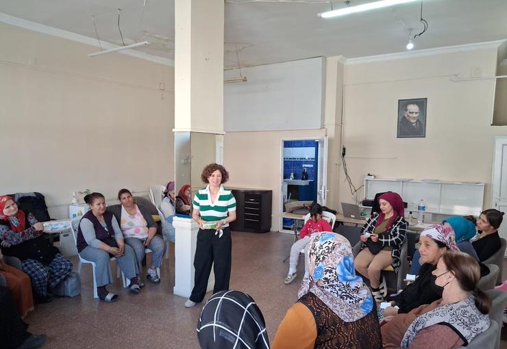 İzmir Büyükşehir Belediyesi tarafından düzenlenen kadın sağlığı seminerleriyle kadınların doğru