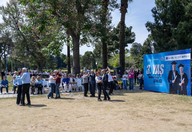 İzmir’de düzenlenen 3. Yaş Üniversitesi Şenliği’ne katılan Bornova Belediyesi, "Sağlıklı