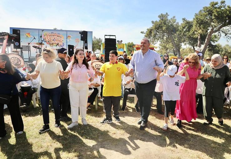 Menderes Belediyesi’nin düzenlediği 15. Geleneksel Uçurtma Festivali renkli görüntülere sahne