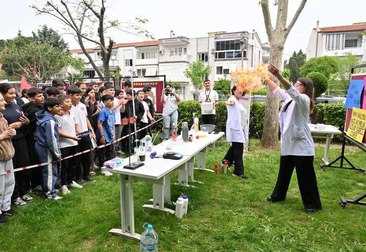 Manisa Büyükşehir Belediyesi tarafından “Gelecek Çiçek Açıyor” sloganıyla düzenlenen Bahar