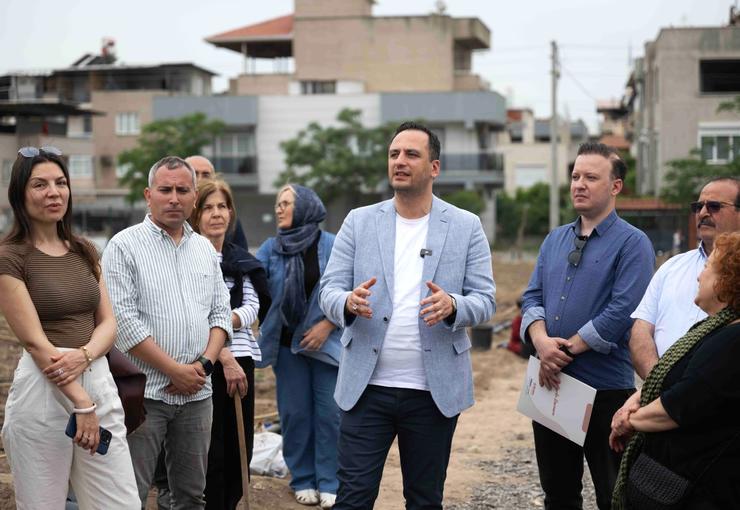 Bornova Belediyesi’nin Doğanlar ve Evka-4 kent bostanlarında kadın üreticiler yazlık