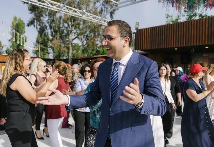 Balçova Belediyesi’nin Anneler Günü dolayısıyla düzenlediği kadınlar matinesinde yüzlerce vatandaş
