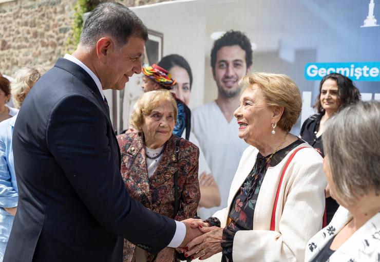 İzmir Büyükşehir Belediyesi Eşrefpaşa Hastanesi’nin 12 Mayıs Hemşireler Günü kapsamında