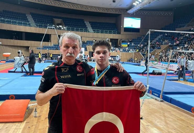 İzmir Büyükşehir Belediyesi Spor Kulübü’nün milli jimnastikçisi Altan Doğan, Bulgaristan’da