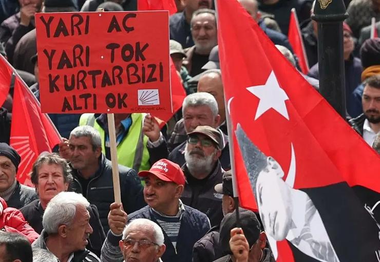 CHP'li çeşitli belediyelere yönelik "yolsuzluk" gerekçesiyle yapılan operasyonların ardından AKP'ye