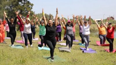 Menderes Belediyesi’nin pilates kurslarına katılan kadınlar etkinliklerle bahar hareketliliği yaşıyor.