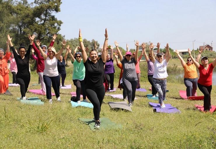 Menderes Belediyesi’nin pilates kurslarına katılan kadınlar etkinliklerle bahar hareketliliği yaşıyor.