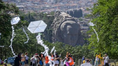 İzmir Büyükşehir Belediyesi, çocukların, kadınların ve mahalle sakinlerinin katıldığı “Gökyüzüne