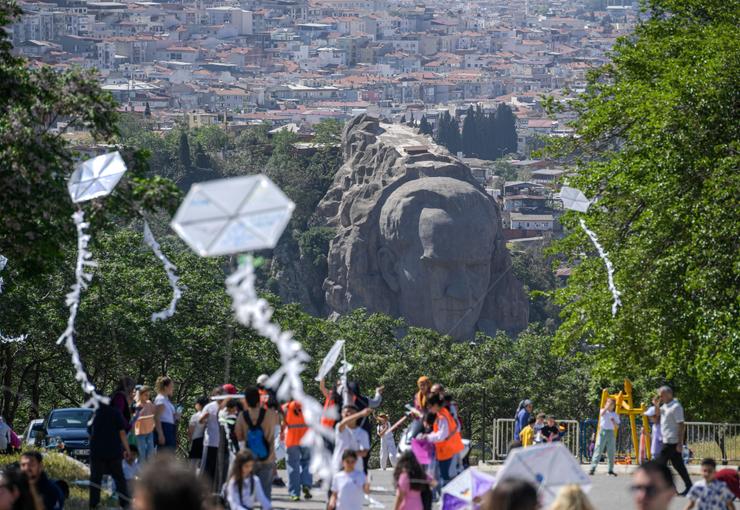 İzmir Büyükşehir Belediyesi, çocukların, kadınların ve mahalle sakinlerinin katıldığı “Gökyüzüne