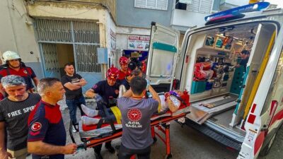 İzmir’in Buca ilçesinde bir binanın çatısından apartman boşluğuna düşerek yaralanan