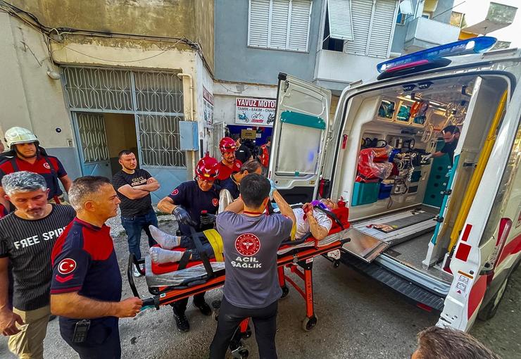 İzmir’in Buca ilçesinde bir binanın çatısından apartman boşluğuna düşerek yaralanan