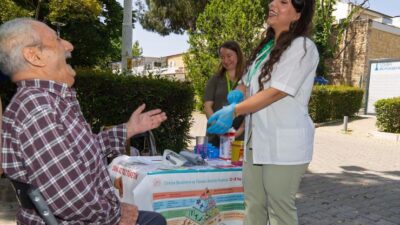 İzmir Büyükşehir Belediyesi’nde eğitmen hemşire olarak görev yapan Manolya Ercan,