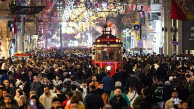 TÜİK’in "İstatistiklerle Gençlik 2025" bülteni, Türkiye’de genç nüfus oranının tarihsel