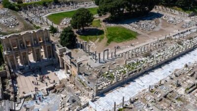 Efes Antik Kenti'nde yürütülen restorasyon çalışmalarında, senelerdir toprak altında kalan,