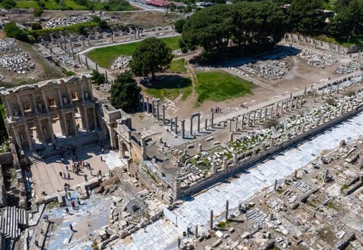 Efes Antik Kenti'nde yürütülen restorasyon çalışmalarında, senelerdir toprak altında kalan,