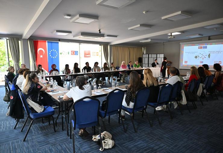 Manisa Büyükşehir Belediyesi ev sahipliğinde düzenlenen Kadın Dostu Kentler Programı