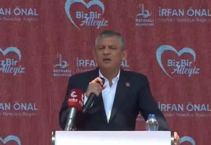 CHP Genel Başkanı Özel Bayraklı'da Ferdi Zeyrek Spor Kompleksi'nin açılışına