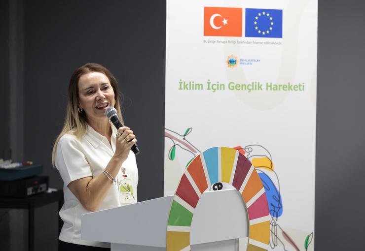 İklim kriziyle mücadelede gençlerin fikirlerine alan açan Konak Belediyesi, Bloomberg
