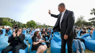 İzmir Büyükşehir Belediyesi, gençlerin eğitimden ulaşıma, sanattan kariyere kadar yaşamın