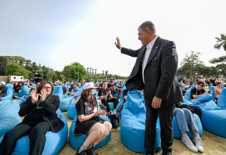İzmir Büyükşehir Belediyesi, gençlerin eğitimden ulaşıma, sanattan kariyere kadar yaşamın