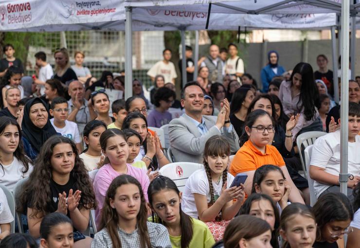 Bornova Belediyesi’nin öğrencilere ücretsiz eğitim desteği sunduğu Bornova Belediyesi Gençlik