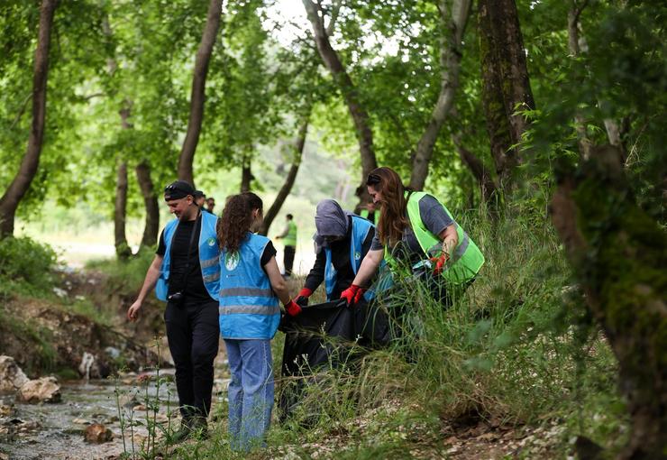 Buca’da bir araya gelen doğaseverler, çevre temizliği yaptı. 