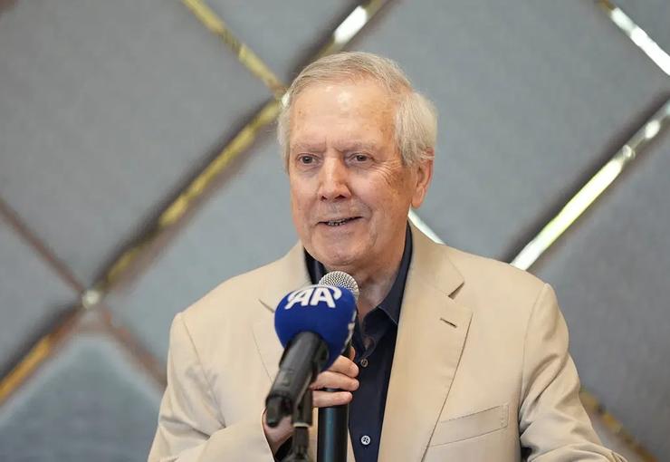 Fenerbahçe Başkan Adayı Aziz Yıldırım, Fenerbahçe Sevdalılar Derneği'ni ziyaret etti.