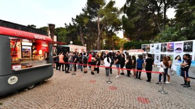 İzmir Büyükşehir Belediyesi’nin ‘Genç Bilet’ uygulaması yeniden başlıyor. 16-25 yaş