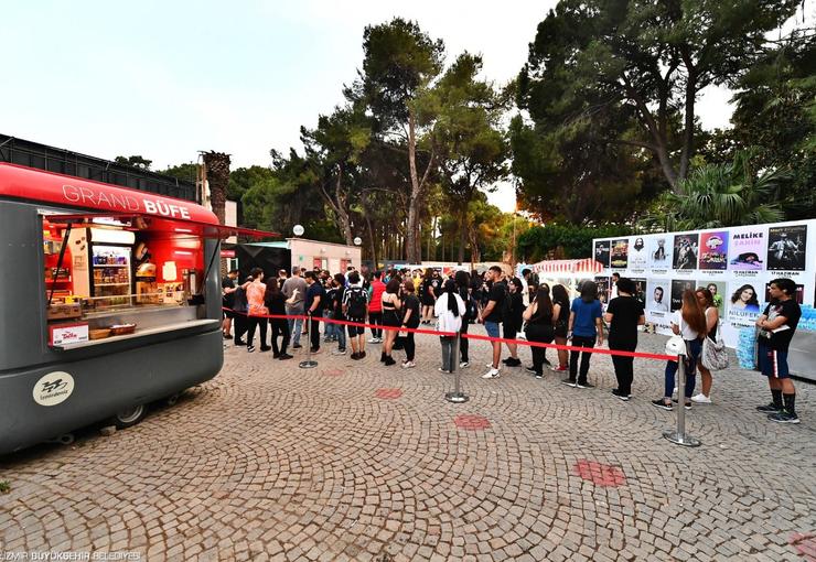 İzmir Büyükşehir Belediyesi’nin ‘Genç Bilet’ uygulaması yeniden başlıyor. 16-25 yaş