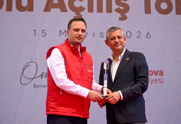 Bornova Belediyesi, parklarda kurduğu rüzgar ve güneş enerjisini birleştiren hibrit