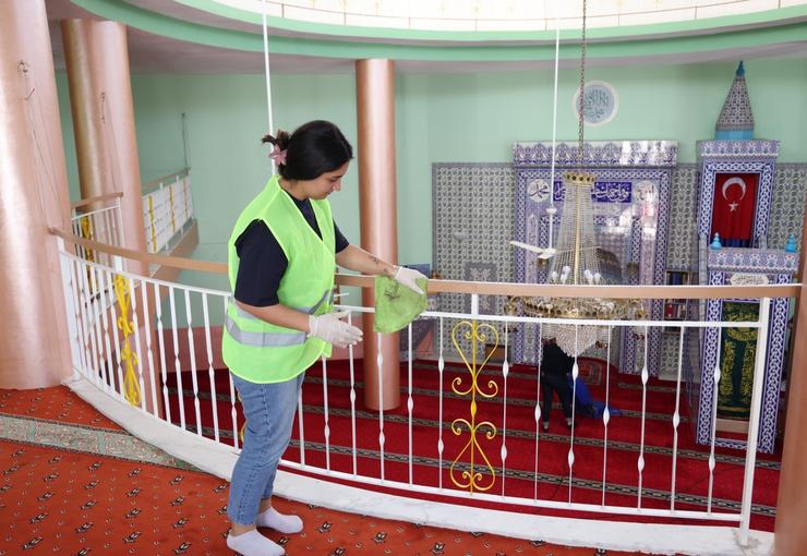 Çiğli Belediyesi, yaklaşan Kurban Bayramı öncesinde vatandaşların ibadetlerini daha temiz,