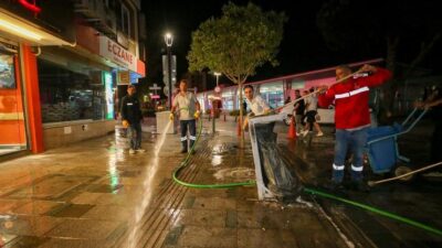 Karşıyaka Belediyesi, Kurban Bayramı öncesinde Karşıyaka Çarşısı’nda kapsamlı bir temizlik