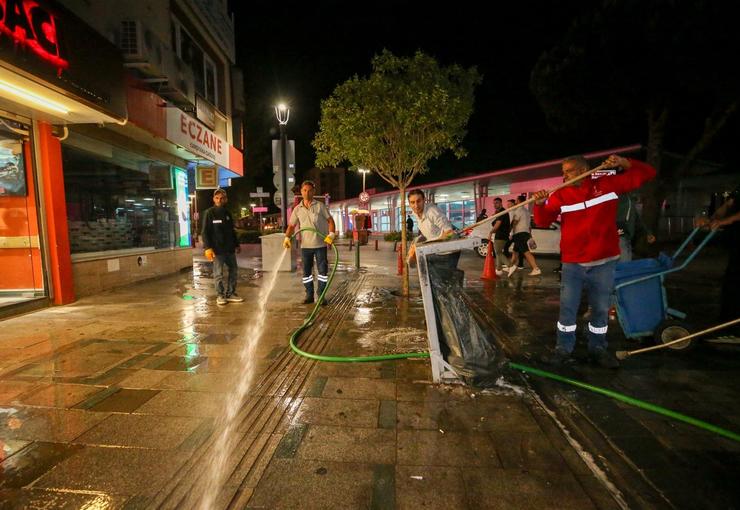 Karşıyaka Belediyesi, Kurban Bayramı öncesinde Karşıyaka Çarşısı’nda kapsamlı bir temizlik