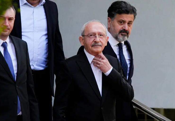 Kurultayda kaybettiği genel başkanlık görevine mahkeme kararıyla dönebilen Kemal Kılıçdaroğlu,