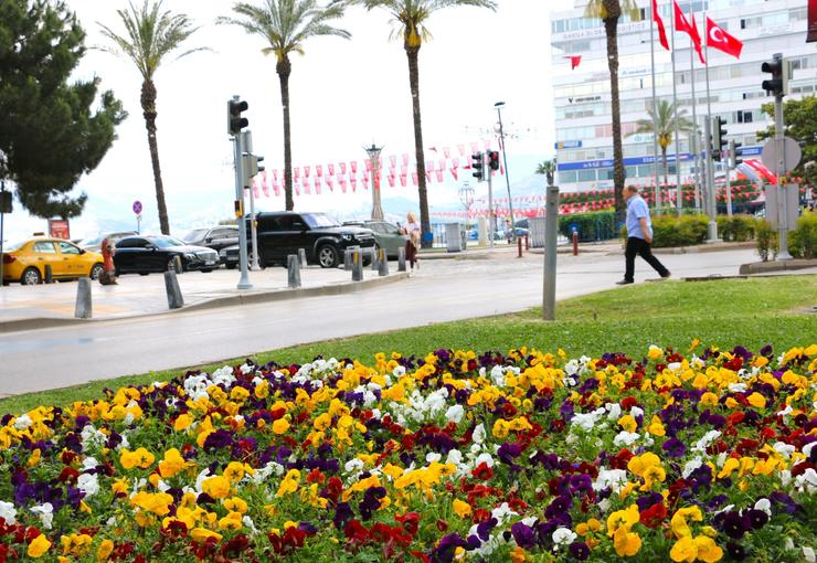 İzmir Büyükşehir Belediyesi, yılbaşından bu yana 18 bini ağaç olmak