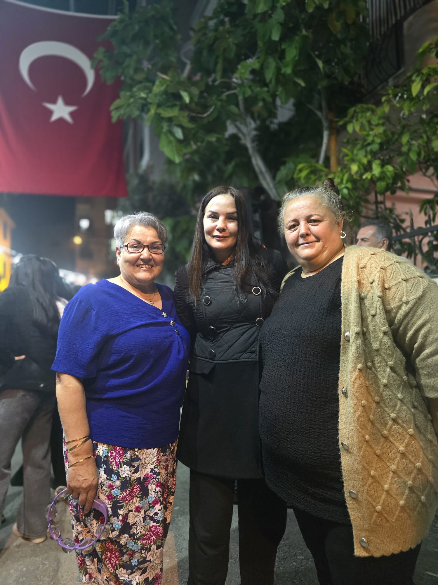 5 Mayıs gecesi İzmir'in her köşesinde kutlanan Hıdrellez eğlencelerinin bir