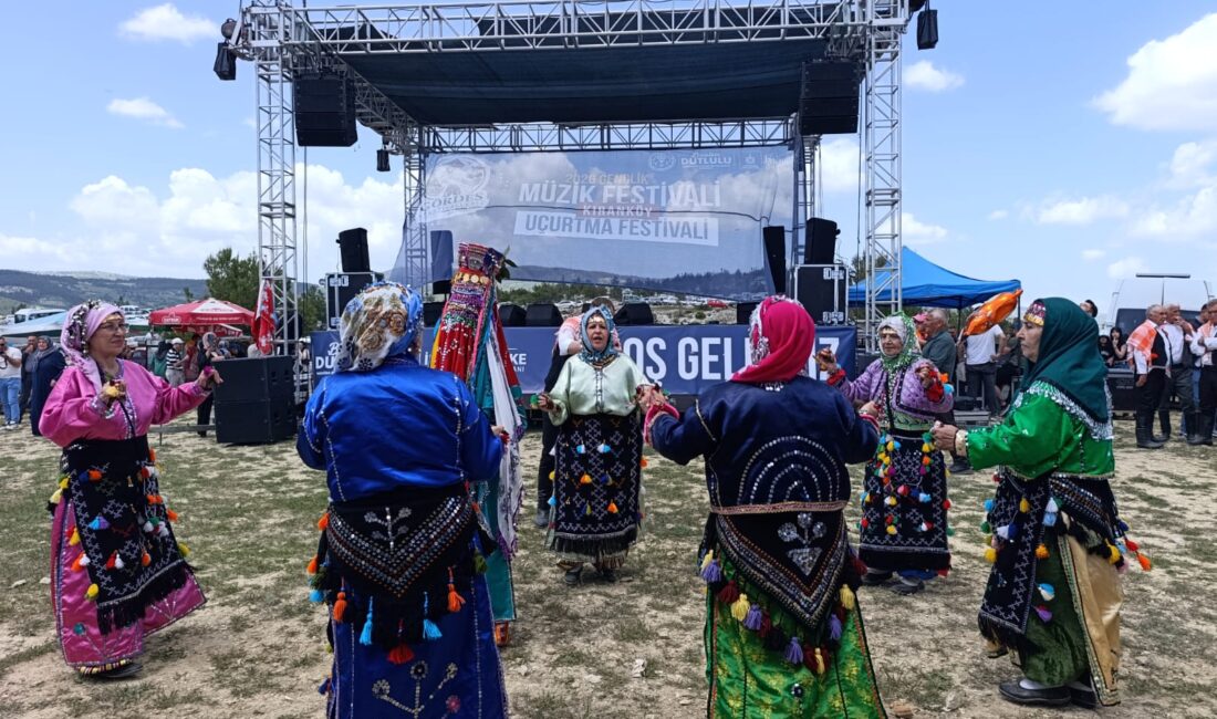 Manisa’nın Gördes İlçesi Kıranköy Mahallesi’nde düzenlenen 21. Kıranköy Uçurtma Şenliği