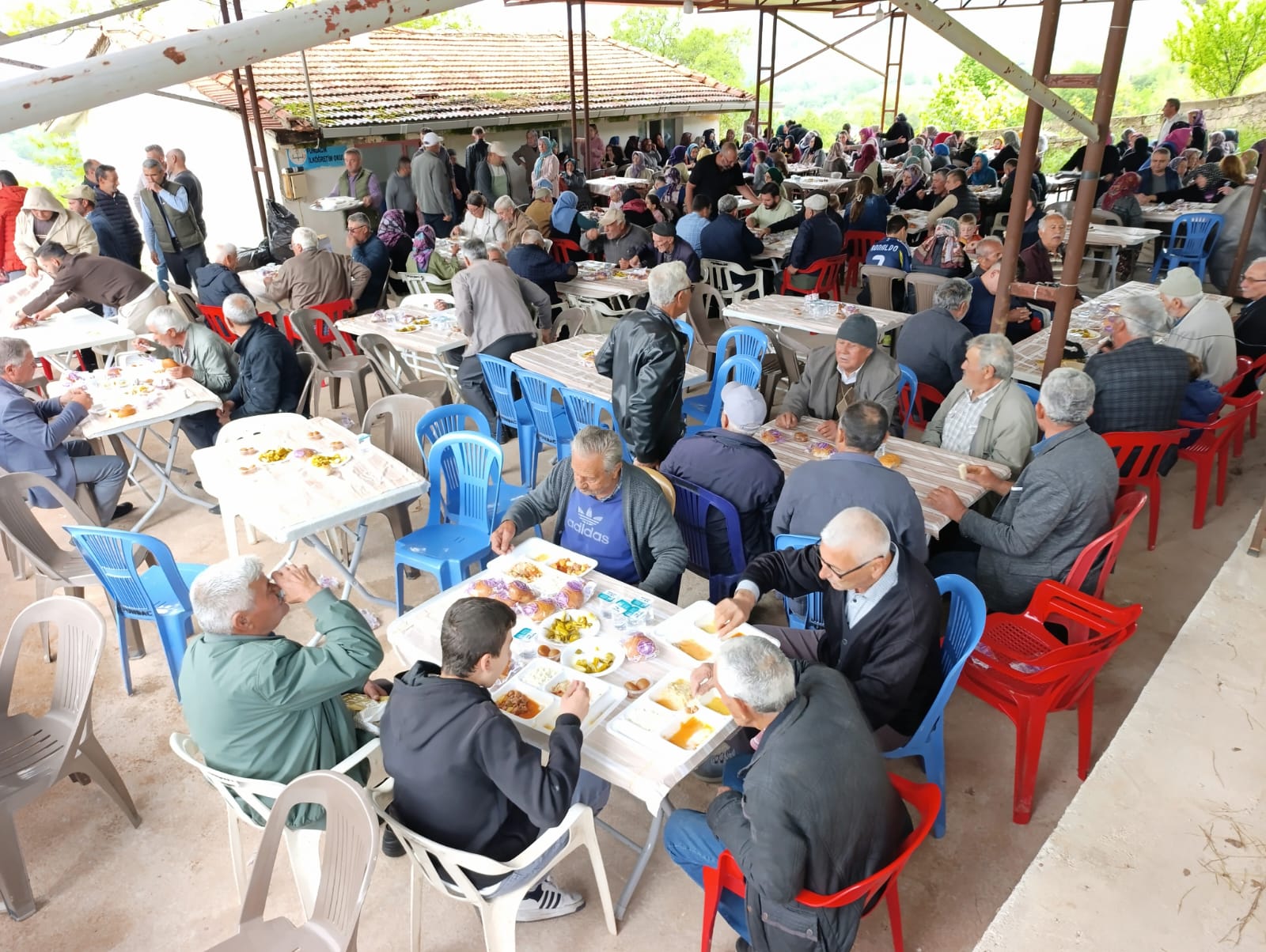 Manisa’nın Gördes İlçesi Fundacık Mahallesi Geleneksel Köy Hayrı yoğun katılımla