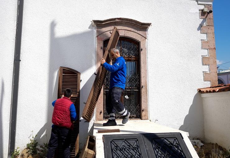 İzmir Büyükşehir Belediyesi, kentin tarihi yapılarından Kent Kütüphanesi’nde bakım ve
