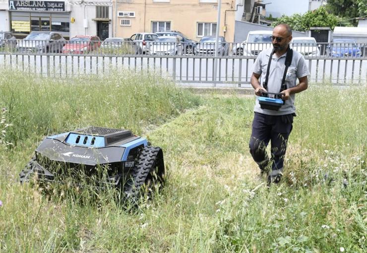 Çiğli Belediyesi, park ve yeşil alanların bakımında teknolojiyi hizmet süreçlerine