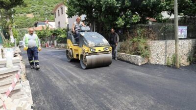 Menderes Belediyesi, Ahmetbeyli Mahallesi Maydonoz Koyu Mevkii’nde asfaltlama çalışmaları gerçekleştiriyor.