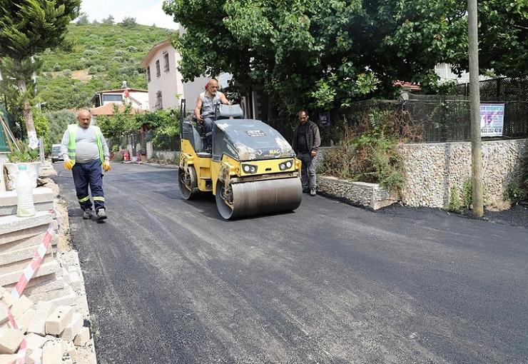 Menderes Belediyesi, Ahmetbeyli Mahallesi Maydonoz Koyu Mevkii’nde asfaltlama çalışmaları gerçekleştiriyor.
