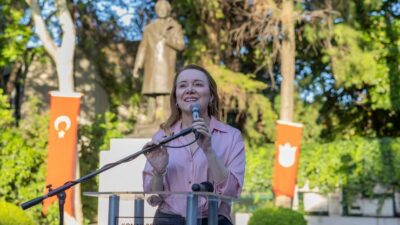Türk edebiyatının mavi gözlü devi Nazım Hikmet’in Kültürpark’taki heykeli başında