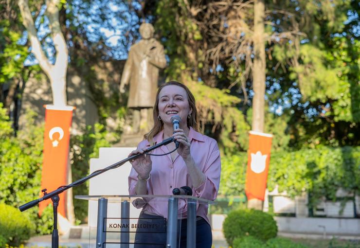 Türk edebiyatının mavi gözlü devi Nazım Hikmet’in Kültürpark’taki heykeli başında