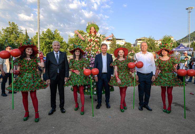 Kemalpaşa'da vatandaşlarla ve esnafla buluşan İzmir Büyükşehir Belediye Başkanı Dr.