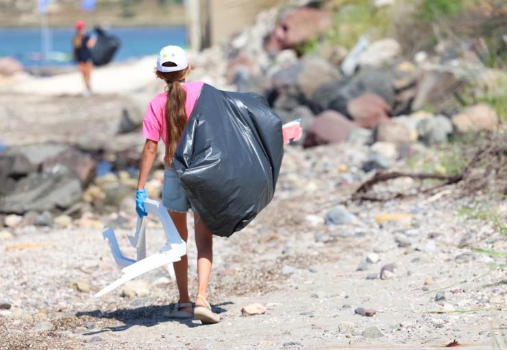 Çeşme Belediyesi, sivil toplum kuruluşları ve gençlerin katılımıyla Sakızlı Koy