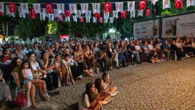 Bornova Belediyesi tarafından geleneksel hale getirilen Halk Dansları Festivali, bu